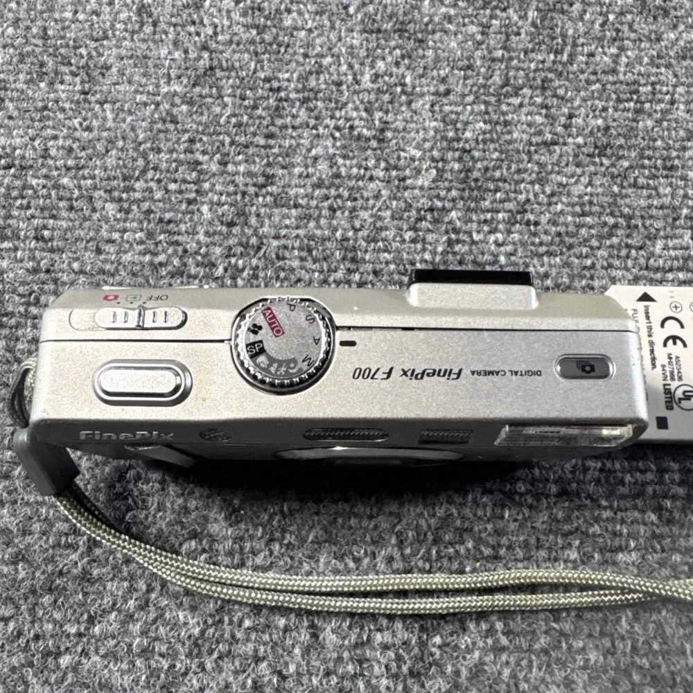 Fujifilm FinePix F700 compact digital camera Silver Untested with battery